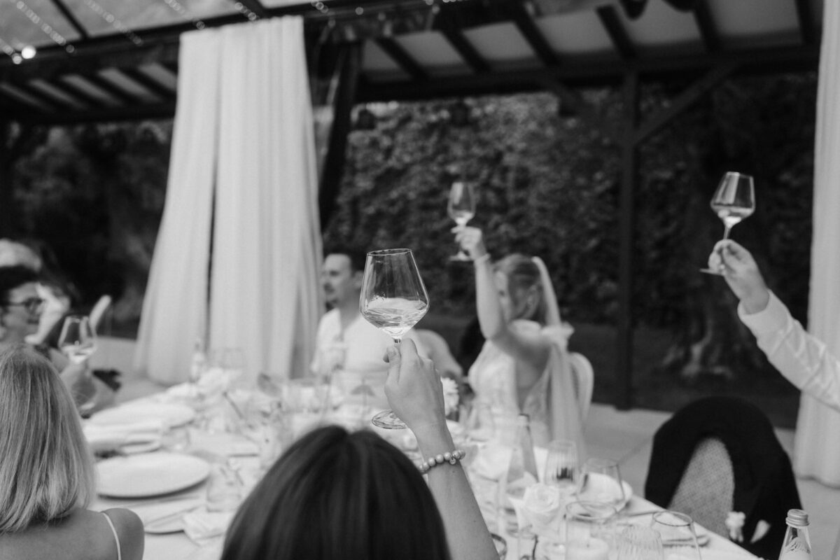 Moderne Hochzeit im Morrhof in der Pfalz mit weiß-grüner Floristik
