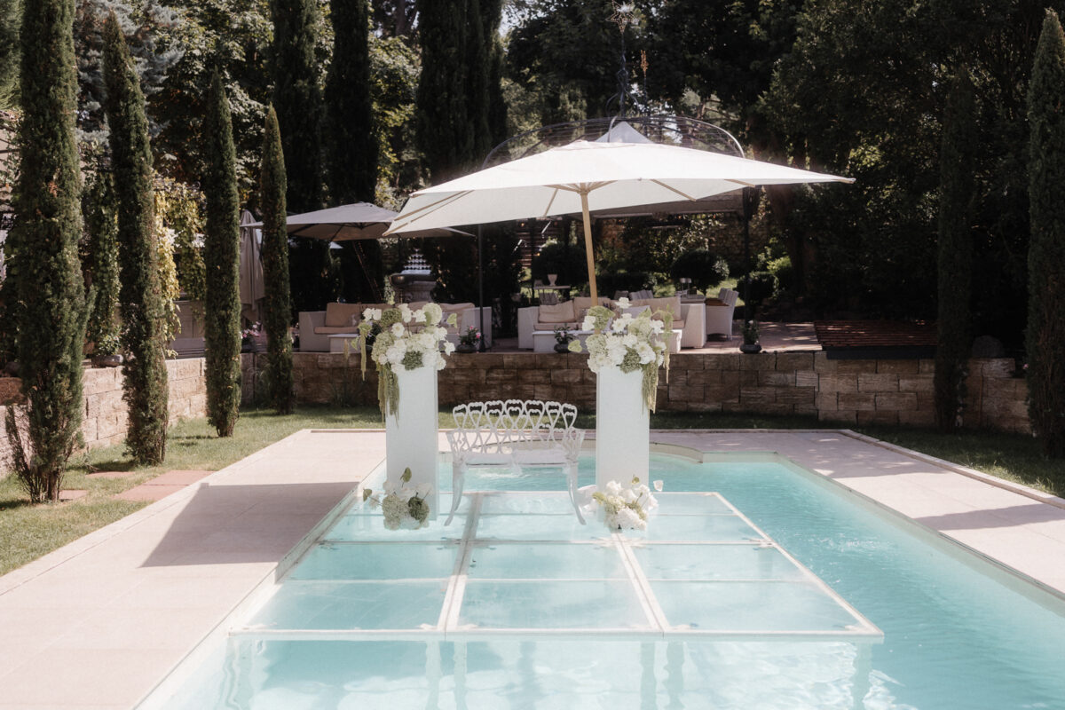 Elegante Hochzeit auf dem Pooldeck im Morrhof Großkarlbach