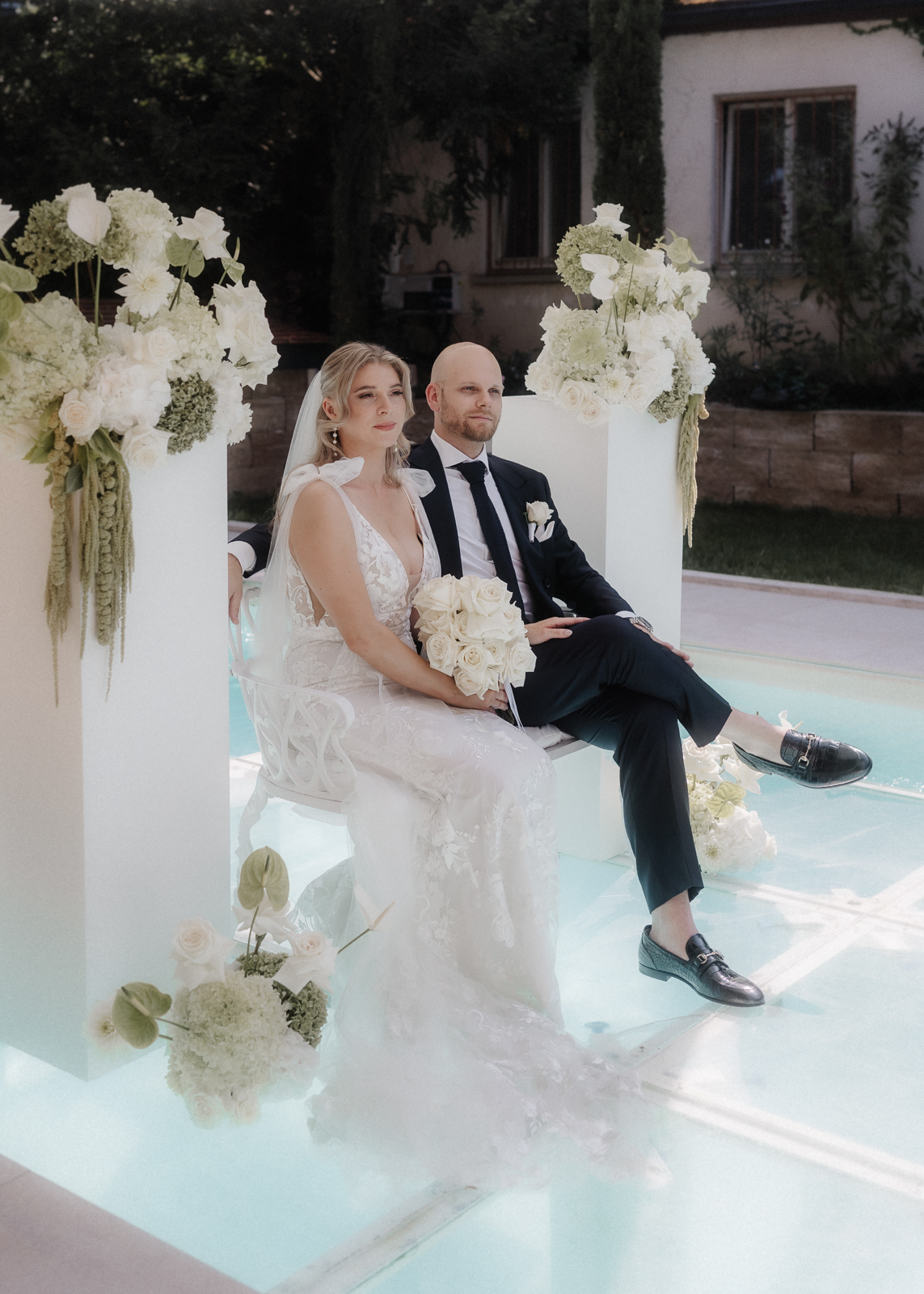 Brautpaar Trauung auf dem Pool im Morrhof Großkarlbach