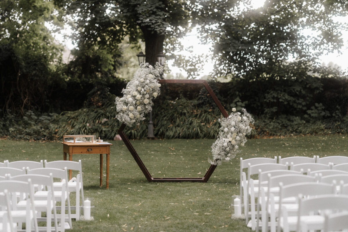 Sommerhochzeit im Weingut Hahn umgeben von Weinbergen