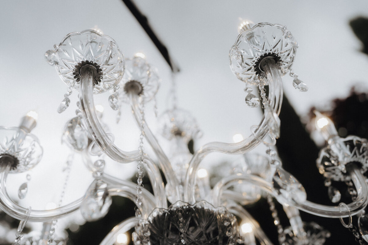 utdoor Hochzeit im Weingut Mussler mit Kronleuchtern