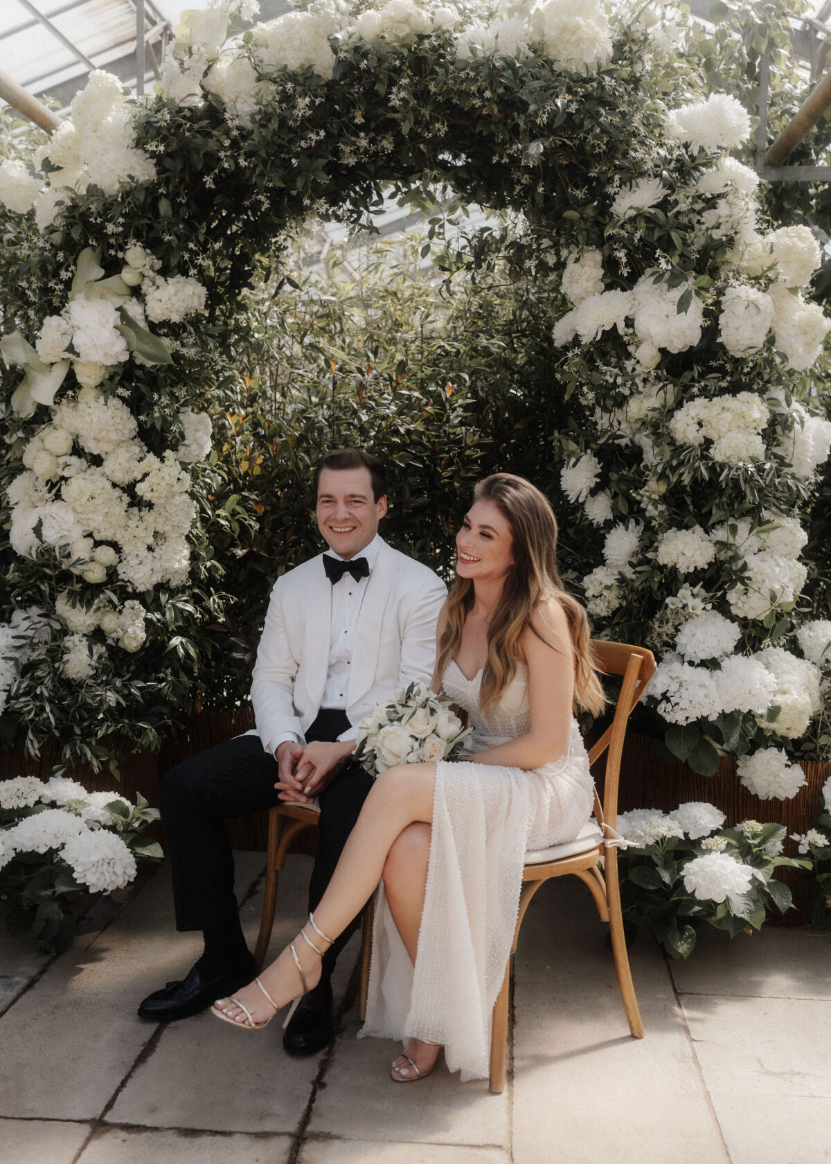 Moderne Editorial Hochzeitsreportage im Gewächshaus Karben