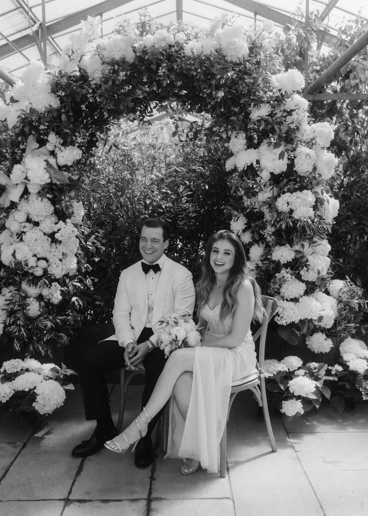 Moderne Editorial Hochzeitsreportage im Gewächshaus Karben