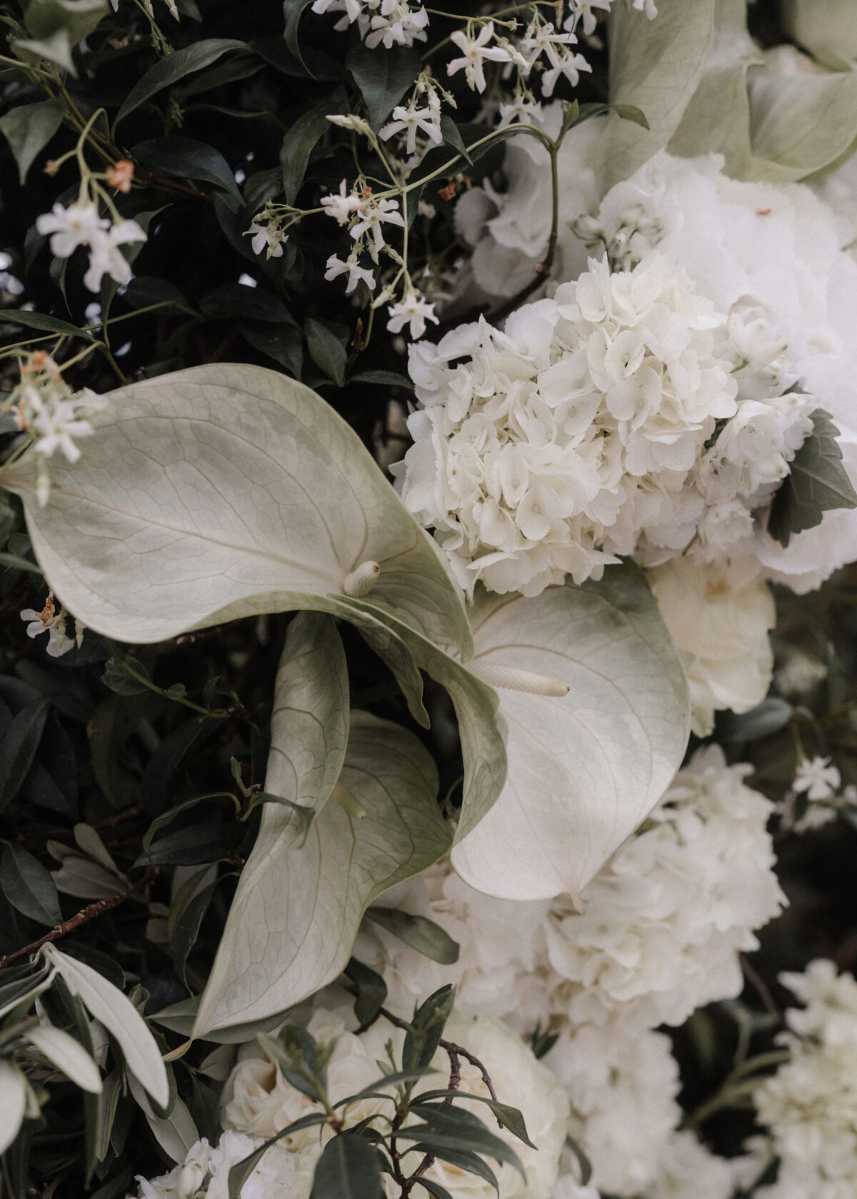 Elegante Hochzeitsdetails im Glashaus bei Dächer Events