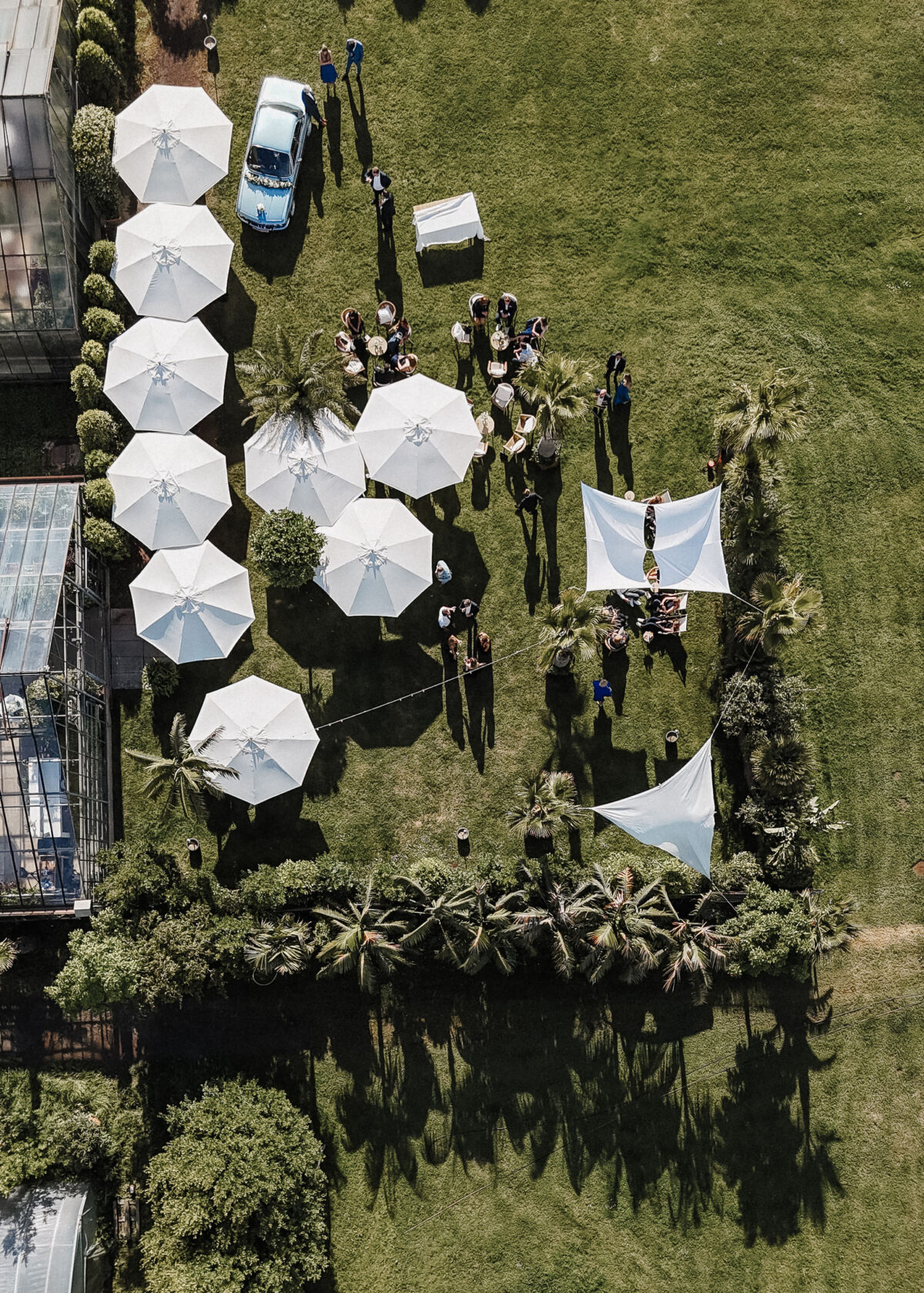 Hochzeitsfotografie im Gewächshaus mit weiß-grüner Floristik