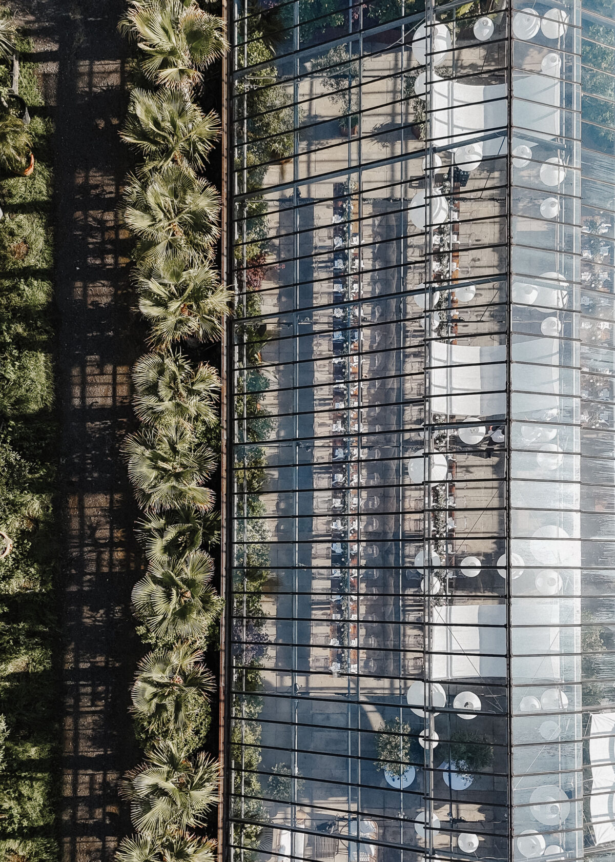 Hochzeitsfotografie im Gewächshaus mit weiß-grüner Floristik