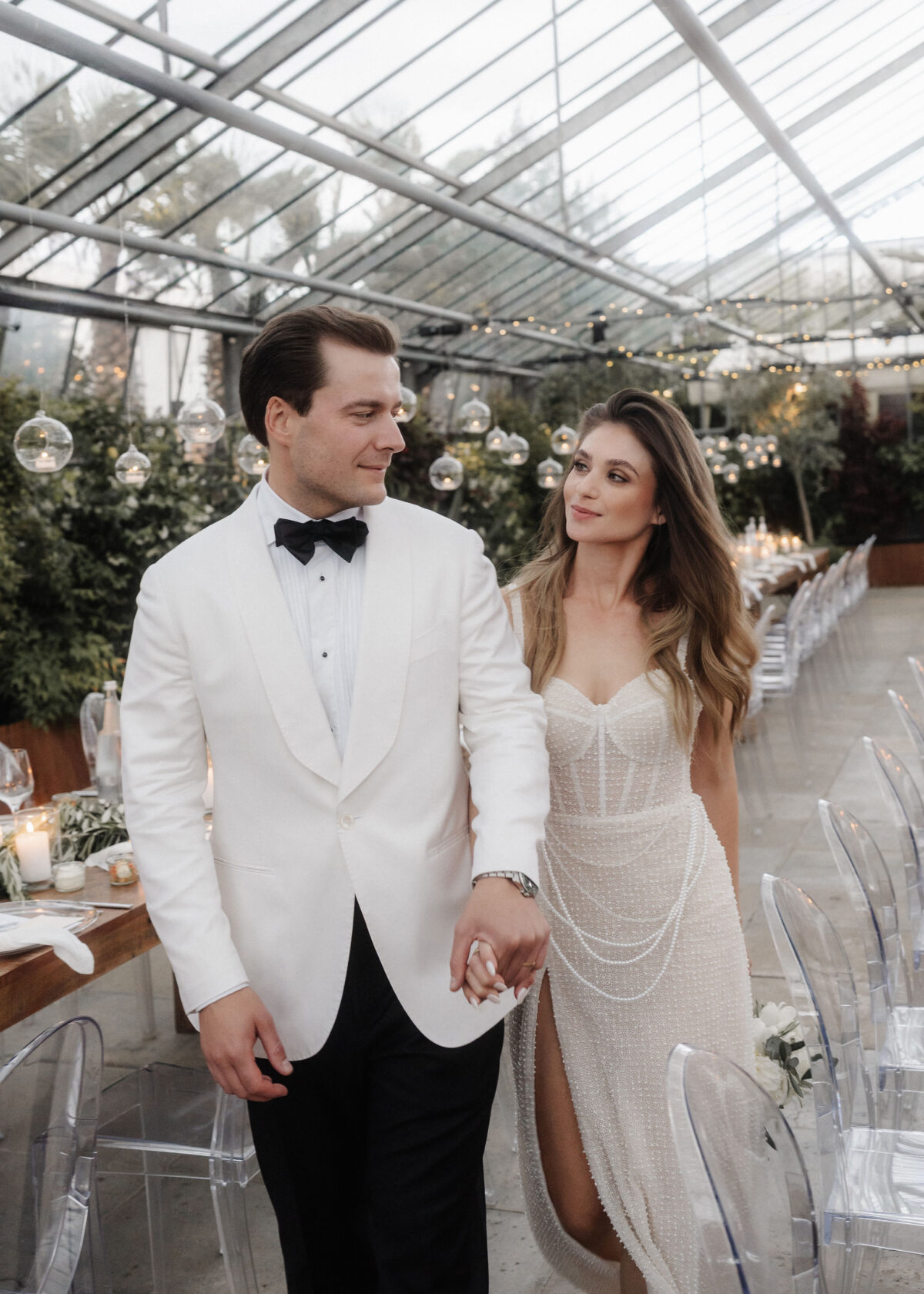 Hochzeitsfotografie im Gewächshaus mit weiß-grüner Floristik